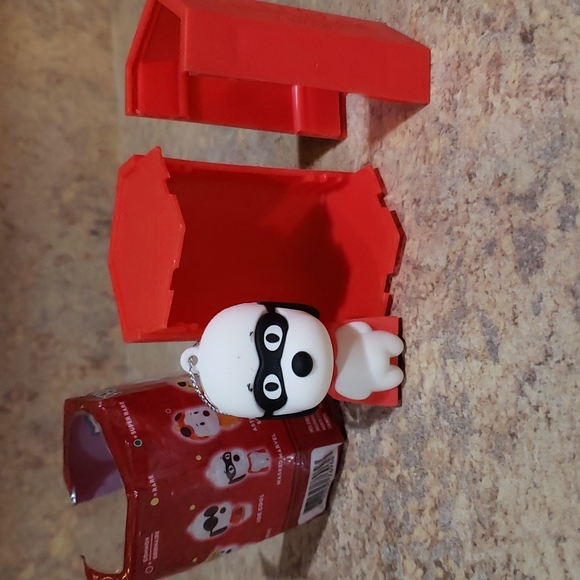 2022 Hallmark Mystery Ornament Peanuts Masked Marvel Snoopy RARE NEW - Picture 3 of 4